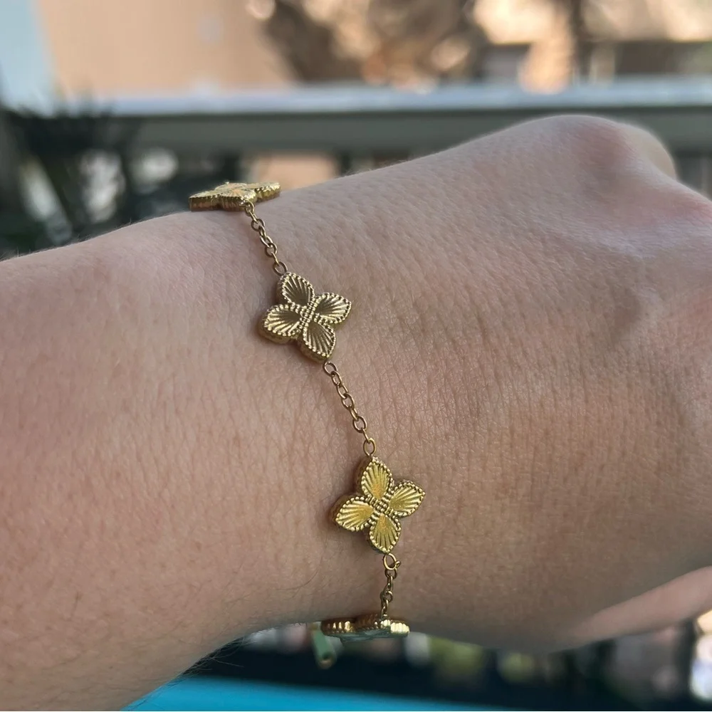 Elegant Gold Clover Motif Bracelet
